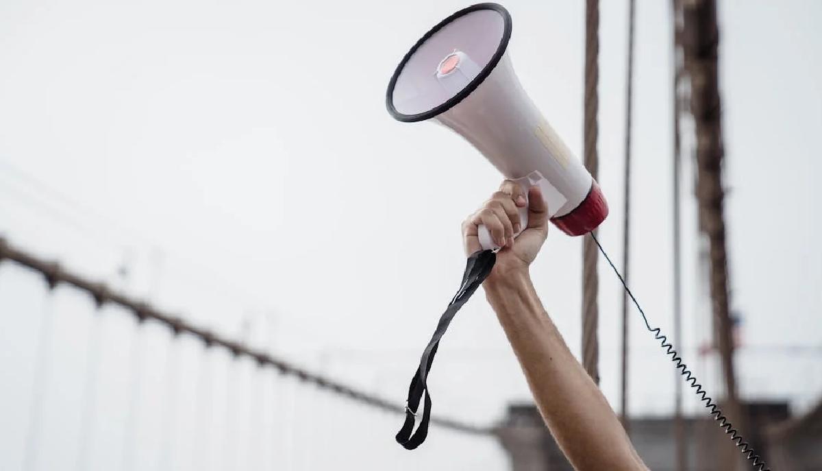 altoparlante protesta