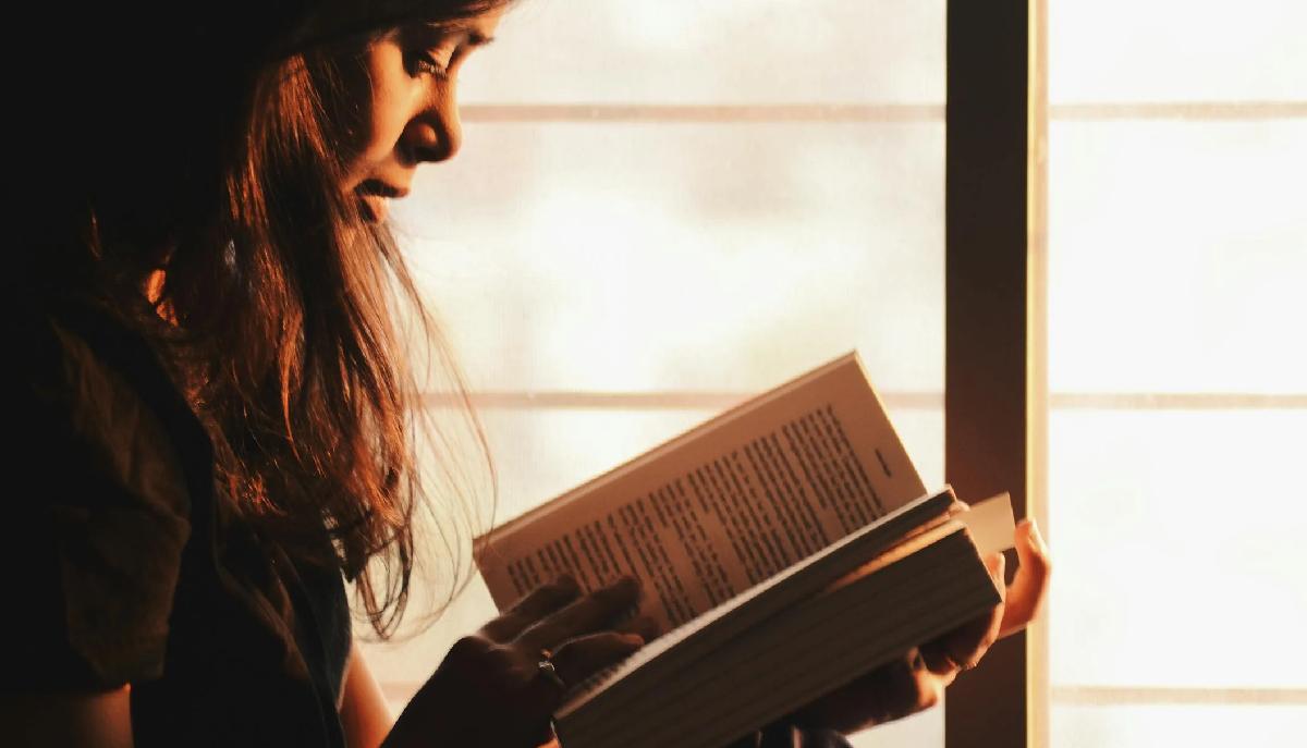 ragazza legge libro