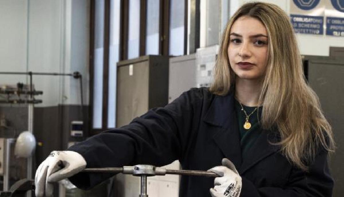 studentessa col sogno di fare il meccanico
