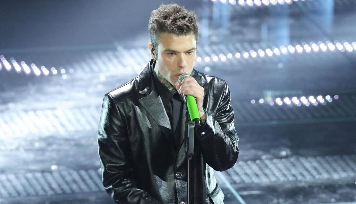 Fedez torna con un concerto al Forum di Assago nel 2025: i biglietti e la data