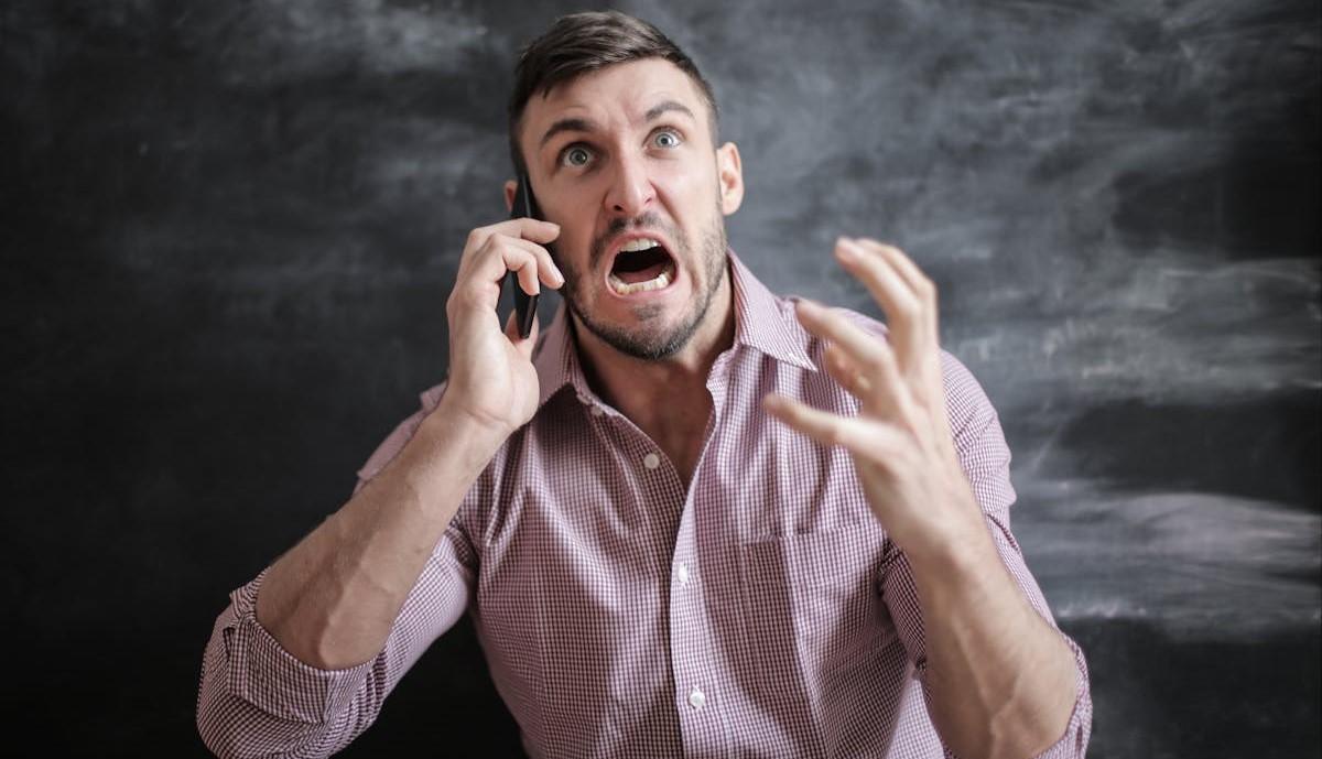 Professore disperato per l'esito degli esami