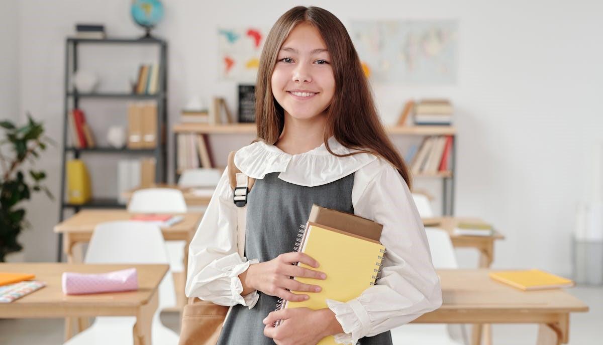 Studentessa della primaria si prepara per le prove INVALSI di italiano