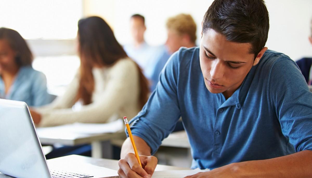 Studente svolge le prove Invalsi