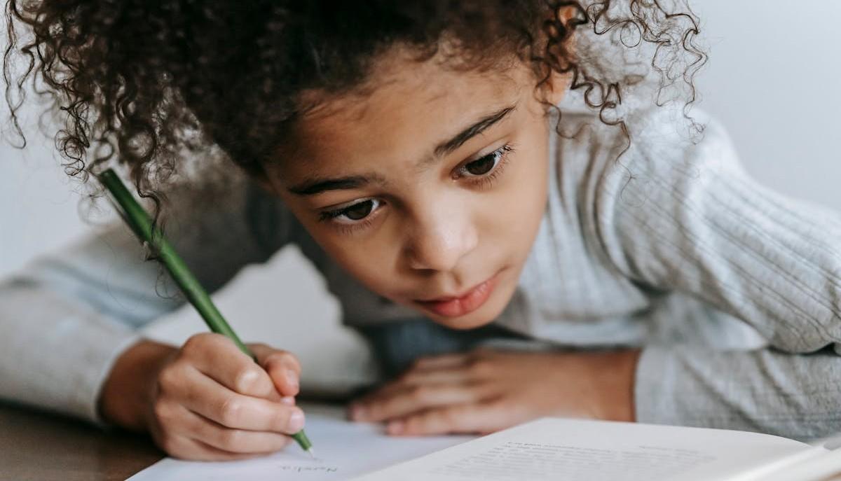 Studentessa mentre svolge le prove INVALSI di inglese alla primaria