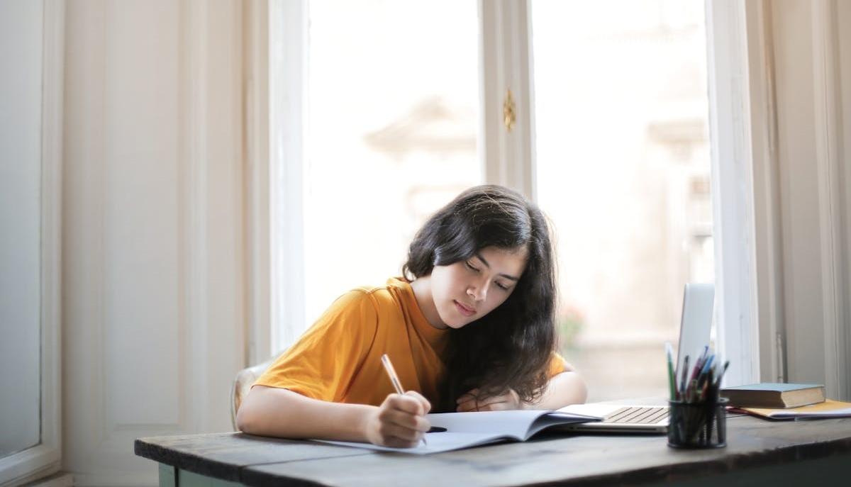 Studentessa studia per le prove INVALSI di terza media