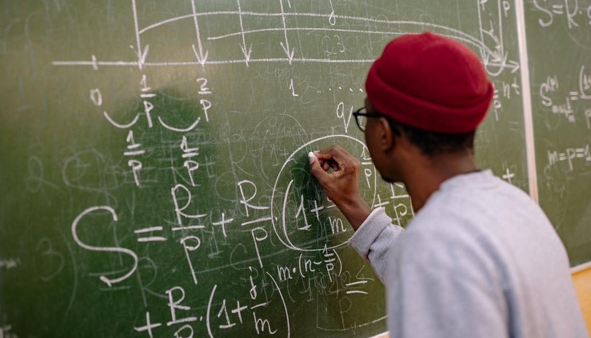 Studente che studia matematica