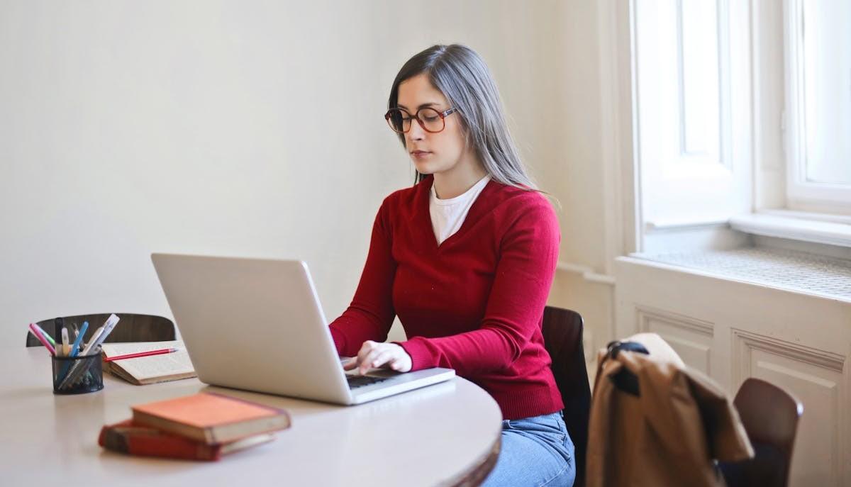 Studentessa che studia per il TOLC-LP