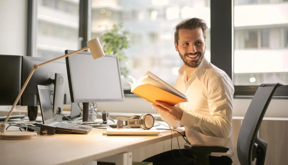 manager al desk