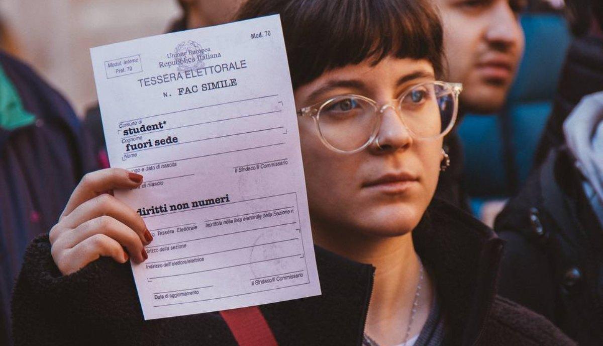 Manifestante per il voto ai fuori sede