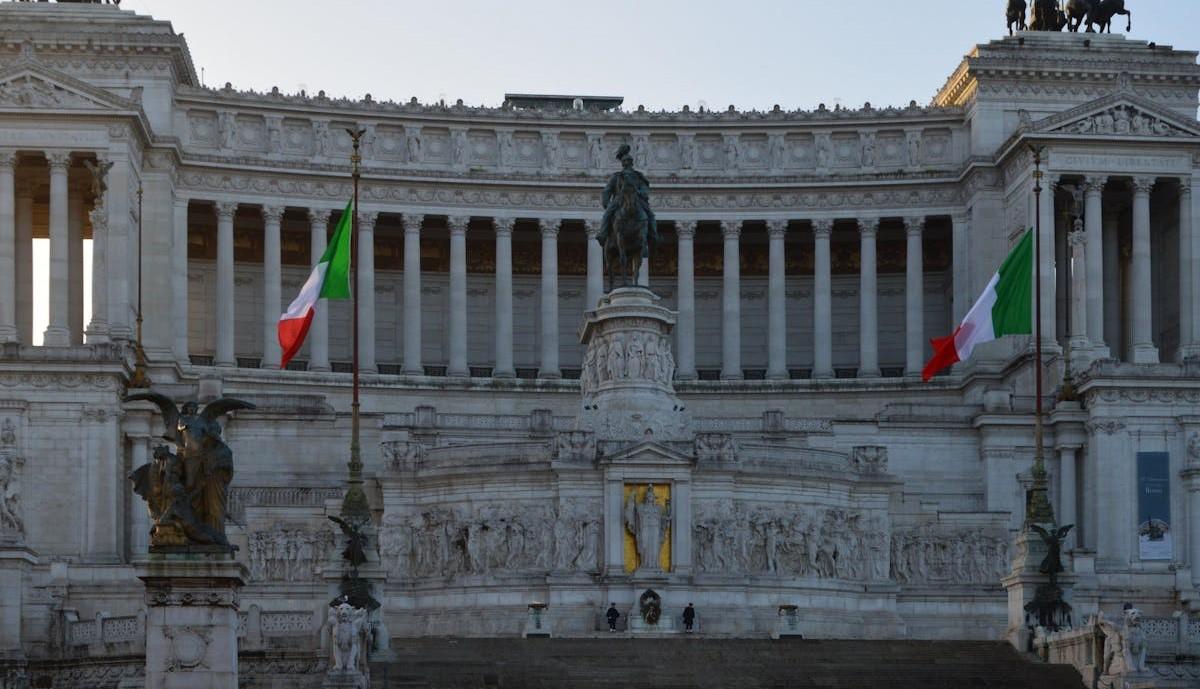 Urina davanti all'Altare della Patria per festeggiare la laurea: per lo studente guai seri in arrivo