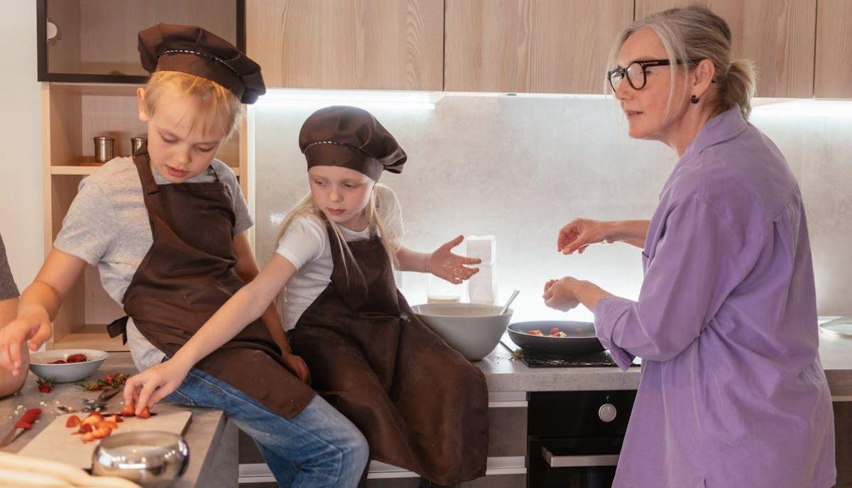 Alunni creano un libro con le ricette delle nonne, Antonella Clerici lo presenta in tv nel suo programma di cucina