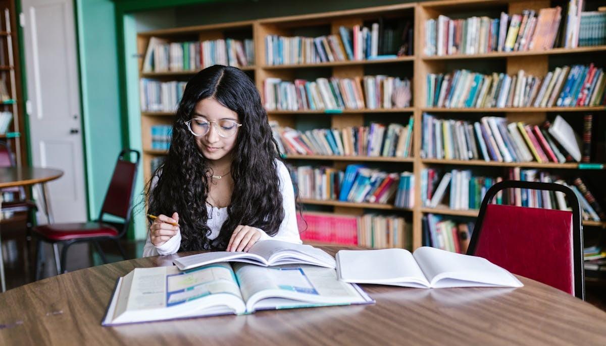 Studentessa di terza media mentre prepara la tesina