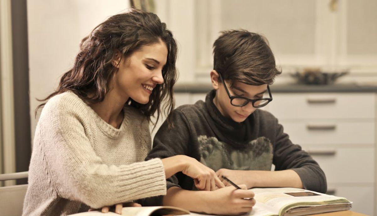 studente e professore leggono libro