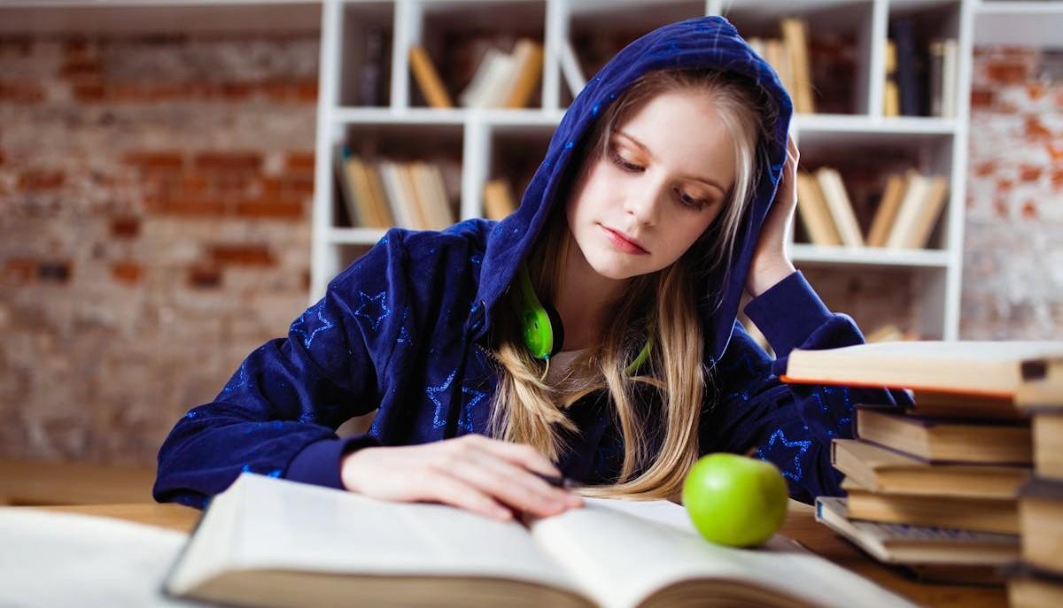 Studentessa mentre struttura la tesina di terza media