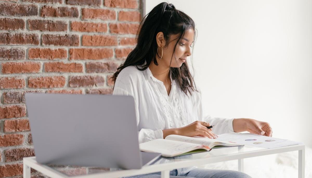 studentessa si esercita attraverso l'area prove invalsi