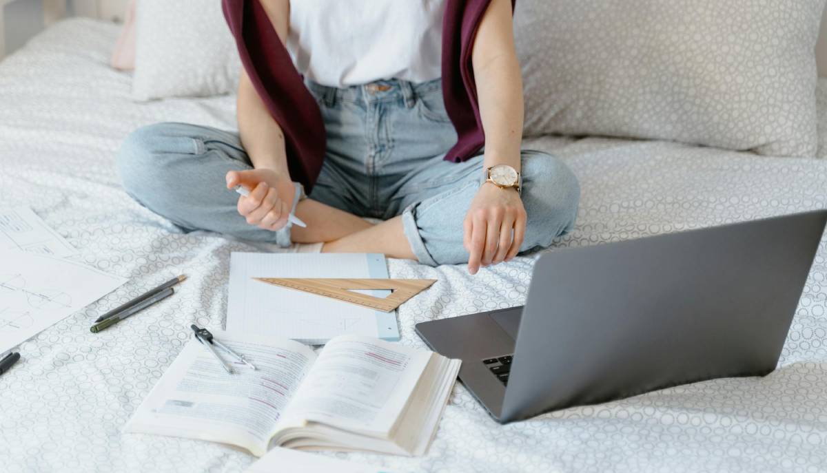 Ragazza che studia per dare tre esami in una sessione
