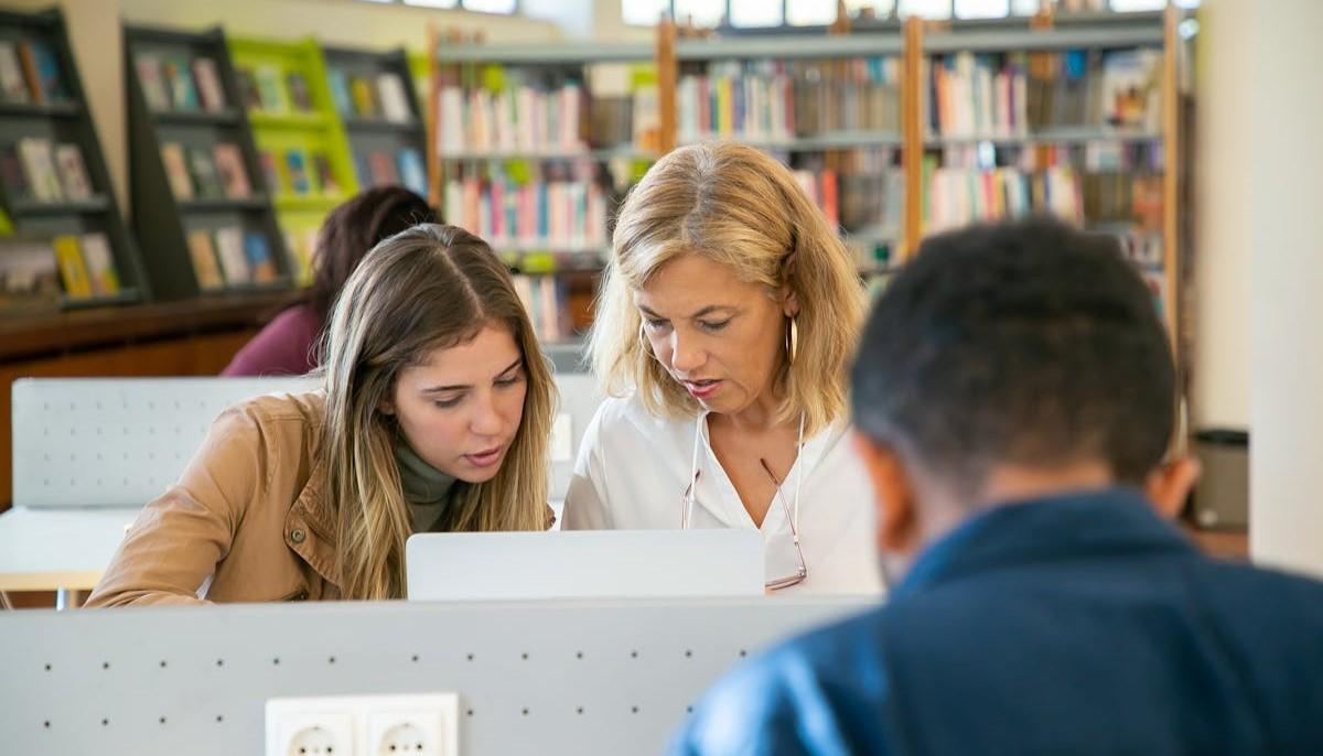 Donne e STEM: ragazze più brillanti negli studi, ma ancora penalizzate sul lavoro