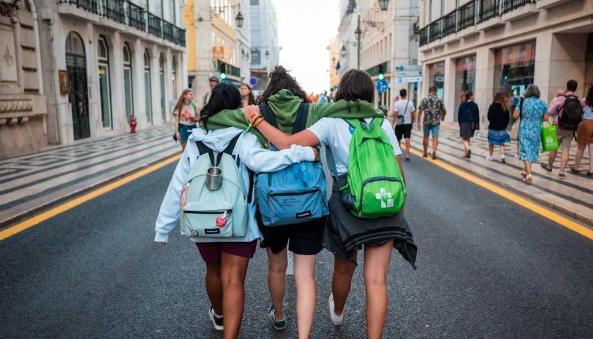 bambine che si abbracciano mentre camminano