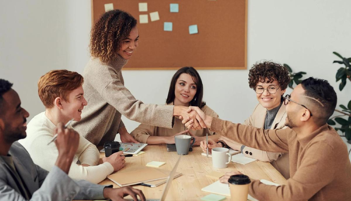 Il lavoro dalla A alla Z, E come Equità: il principio cardine dei luoghi di lavoro articolo