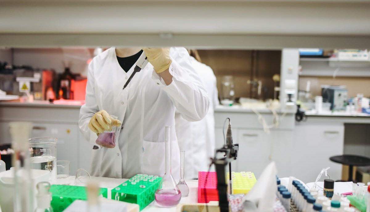 merano incidente nel laboratorio di chimica 4 studenti intossicati