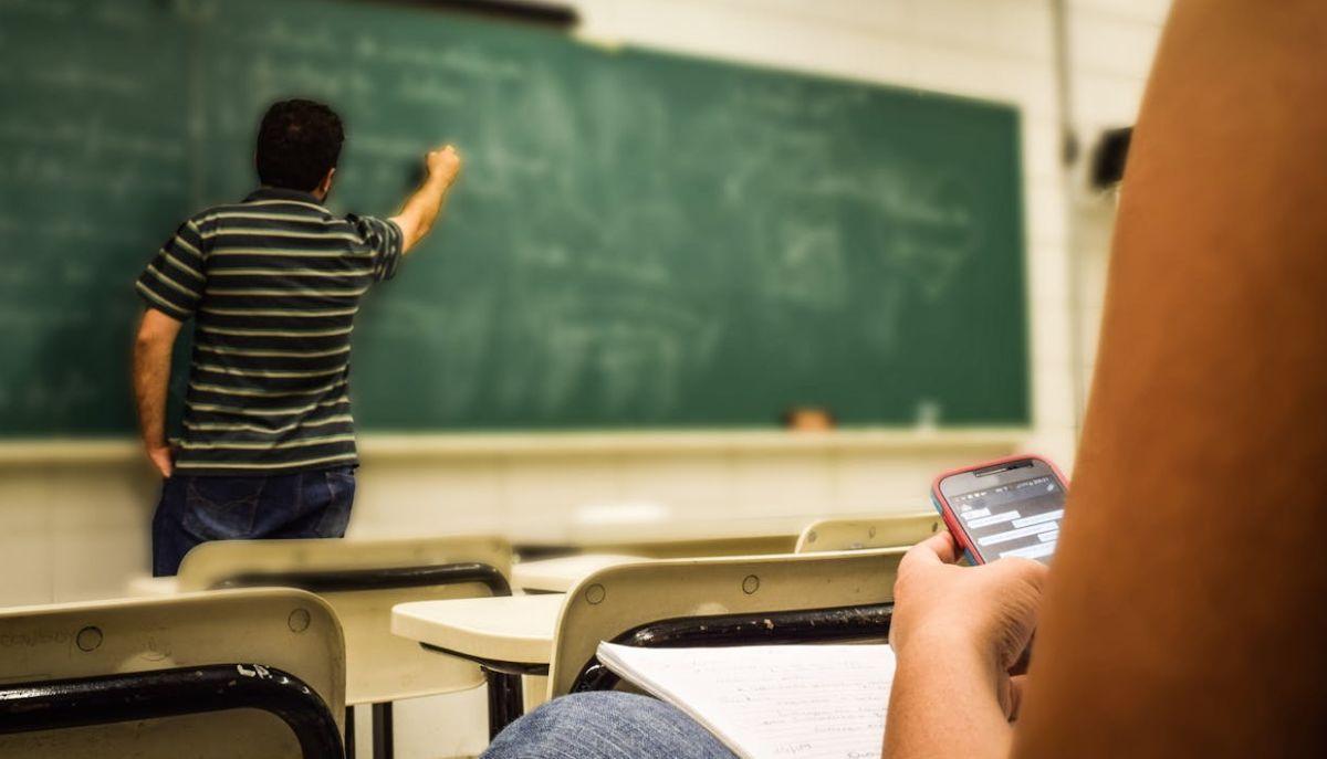 professore scrive alla lavagna