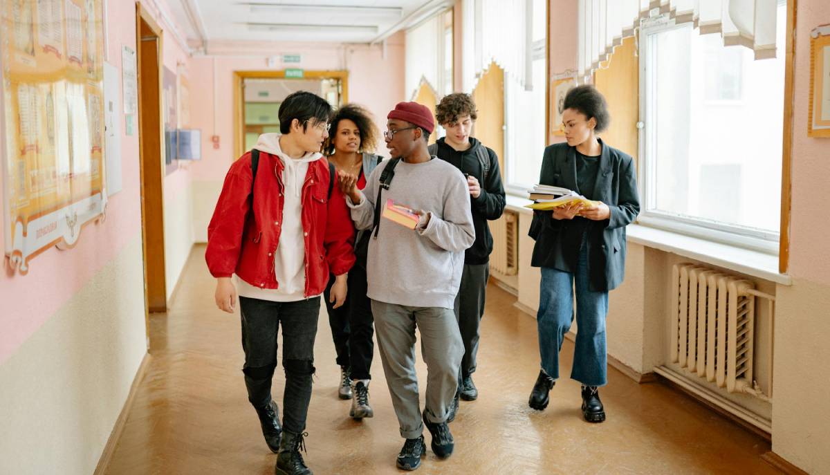 Studenti che scrivono tema di attualità