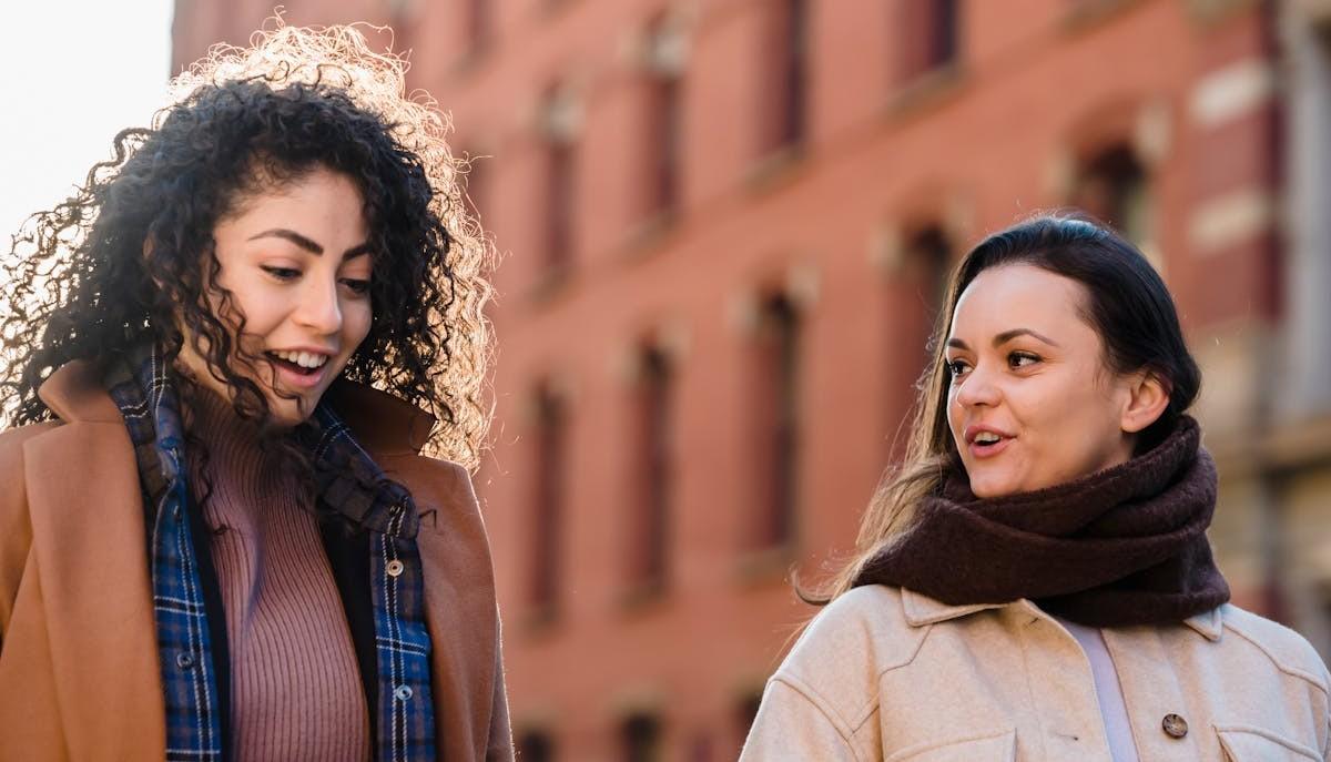 Due studentesse che parlano