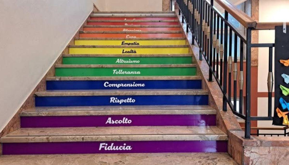 la scala arcobaleno fa discutere nuova polemica in un'altra scuola