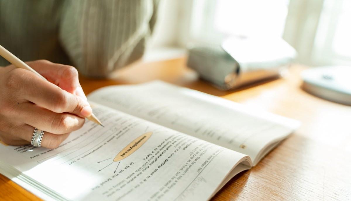 Studentessa di terza media mentre studia