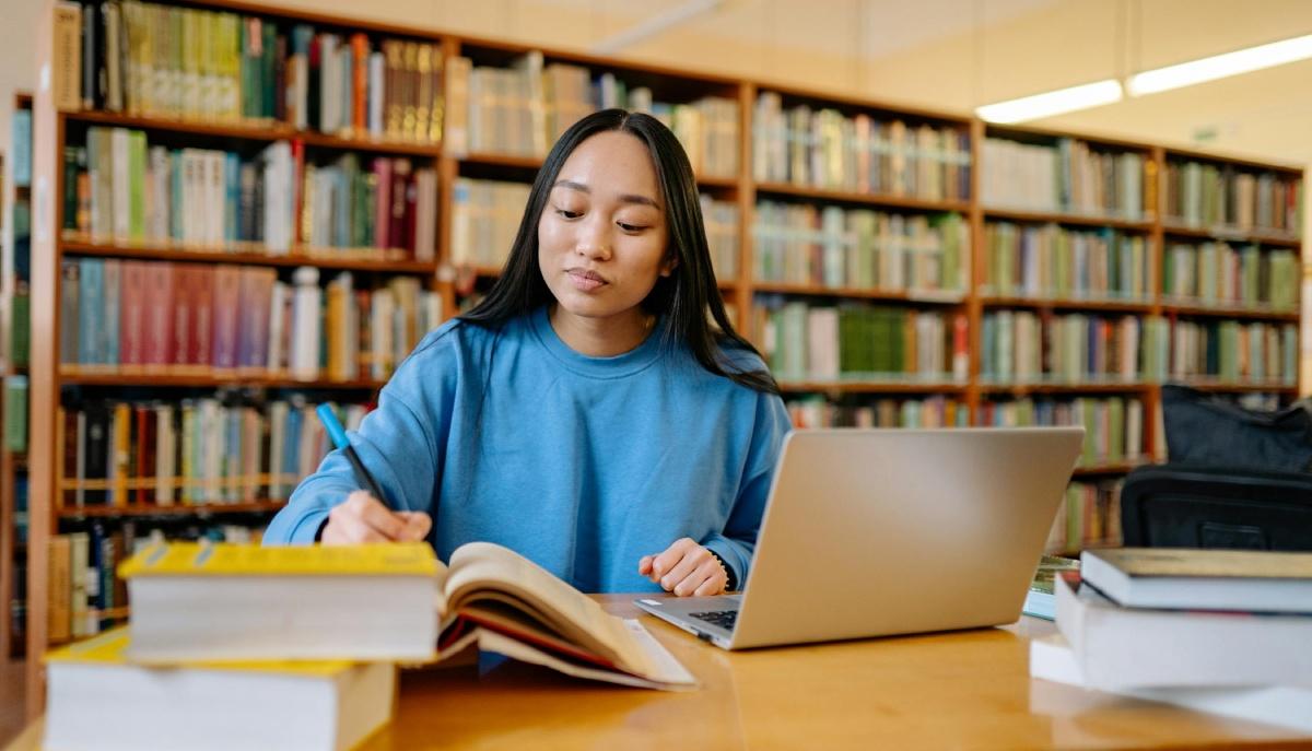 Studentessa si prepara al tema argomentativo