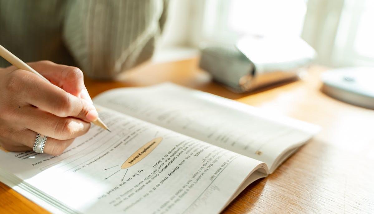 Studentesse si prepara per prendere la lode alla Maturità