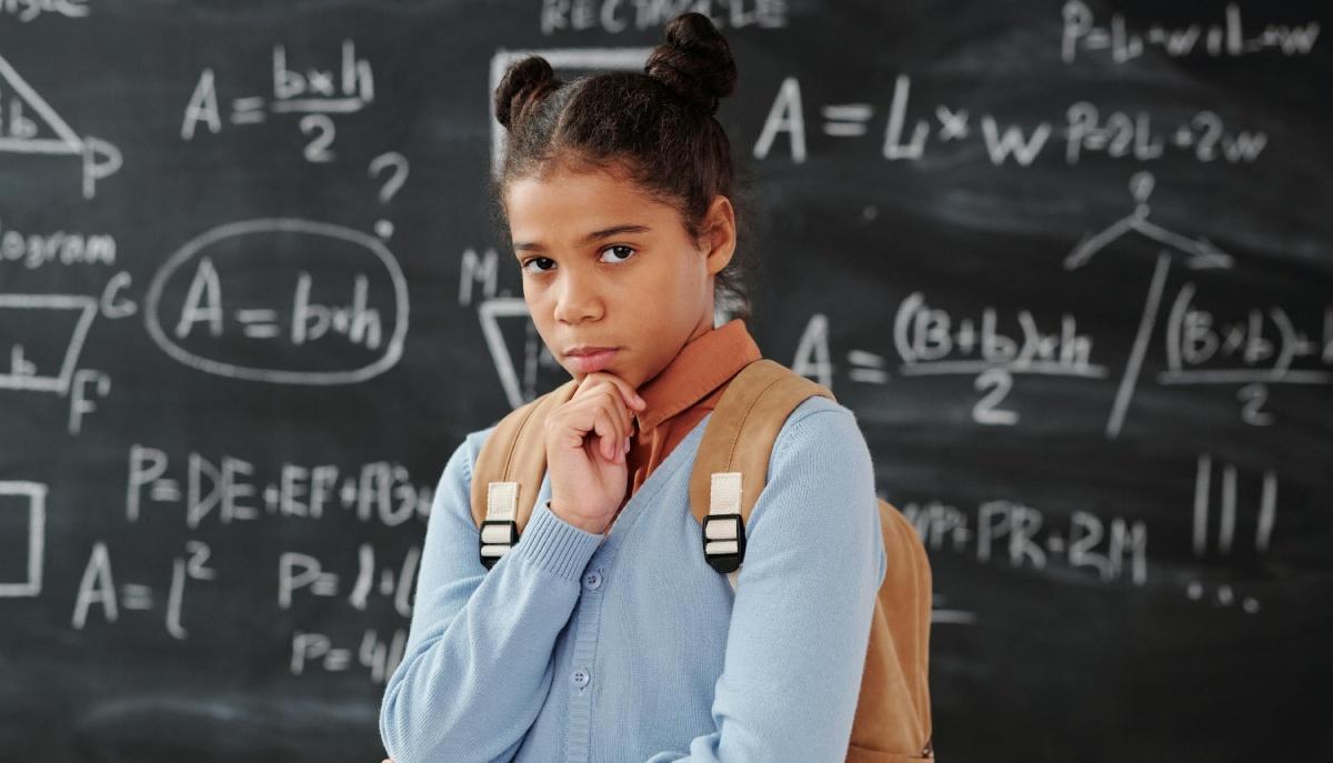 Studentessa di terza media si prepara per l'orale