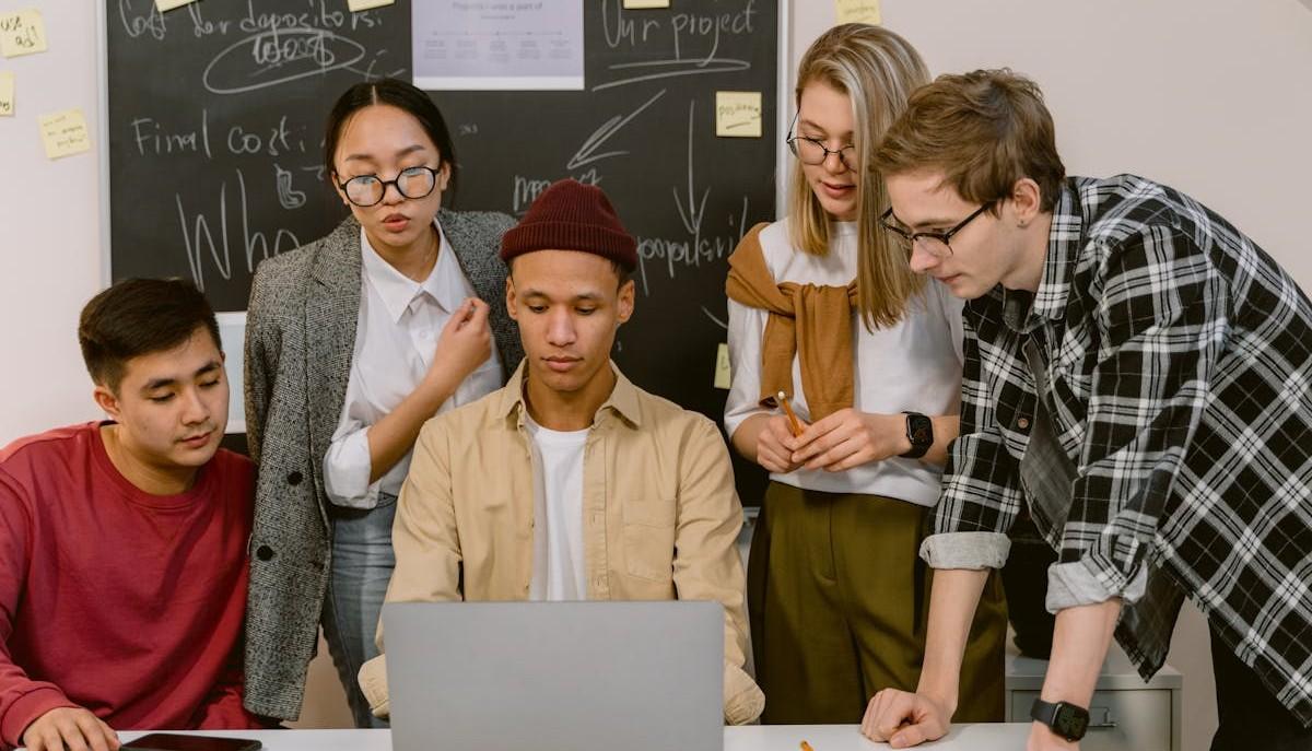 Studenti compilano Curriculum dello studente