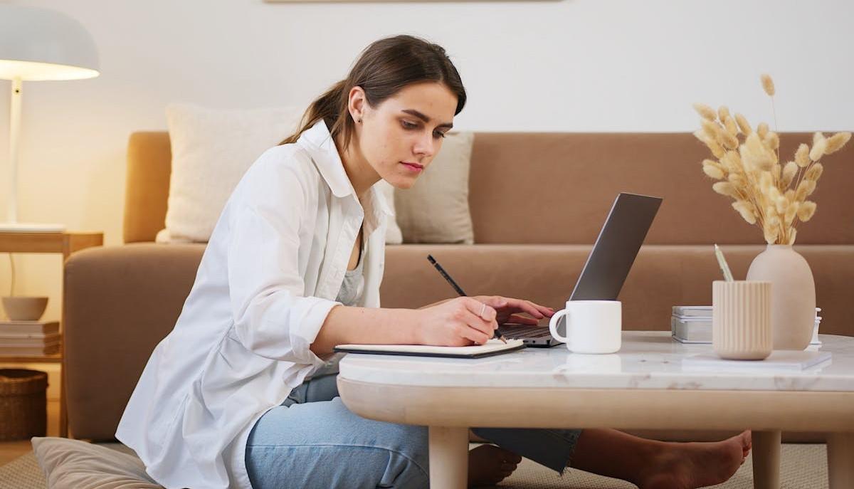Studentessa compila il Curriculum dello studente