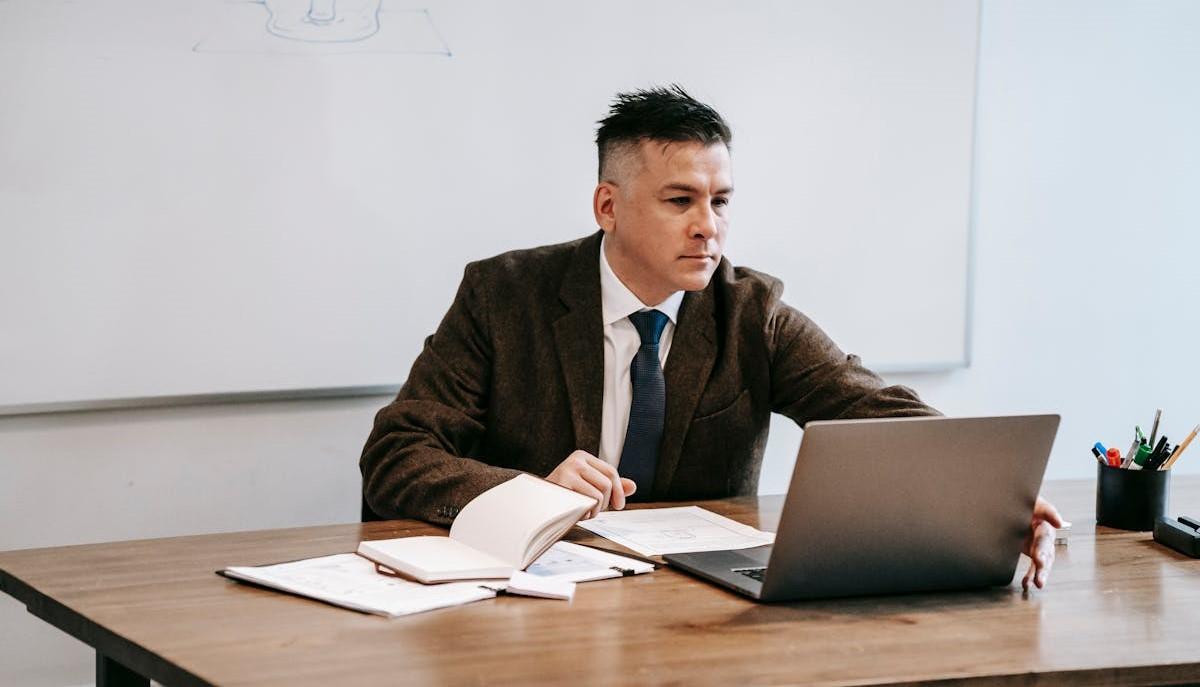 Professore prepara il documento del 15 maggio