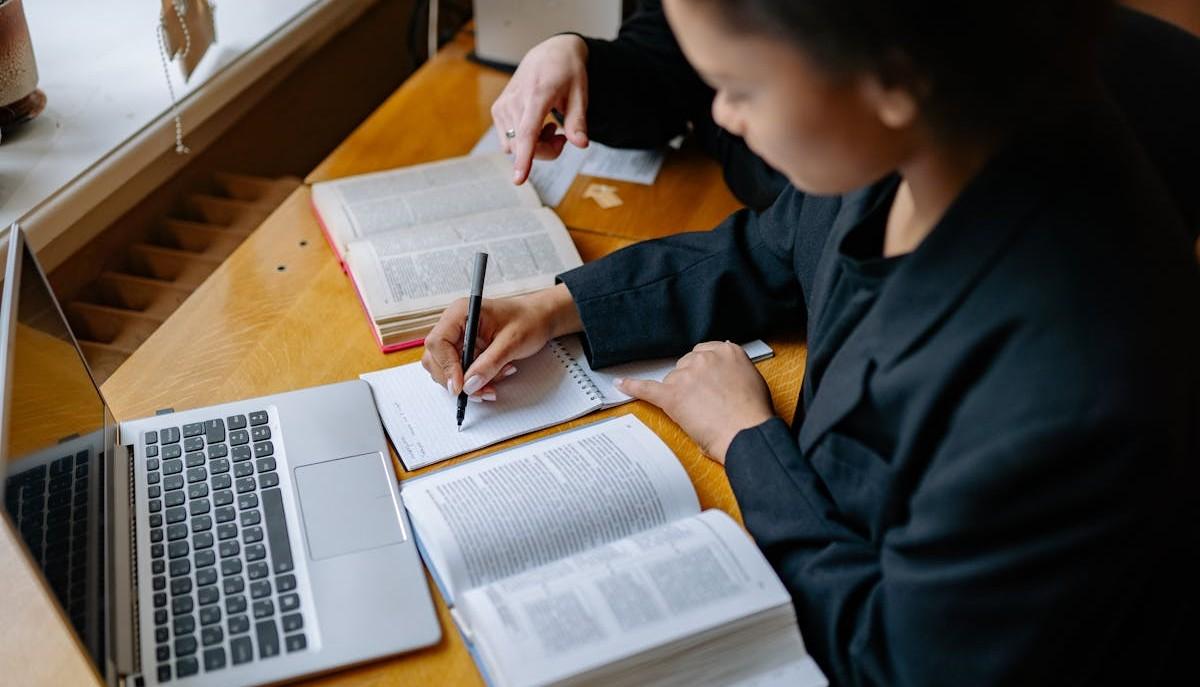 Studentessa compila E-Portfolio