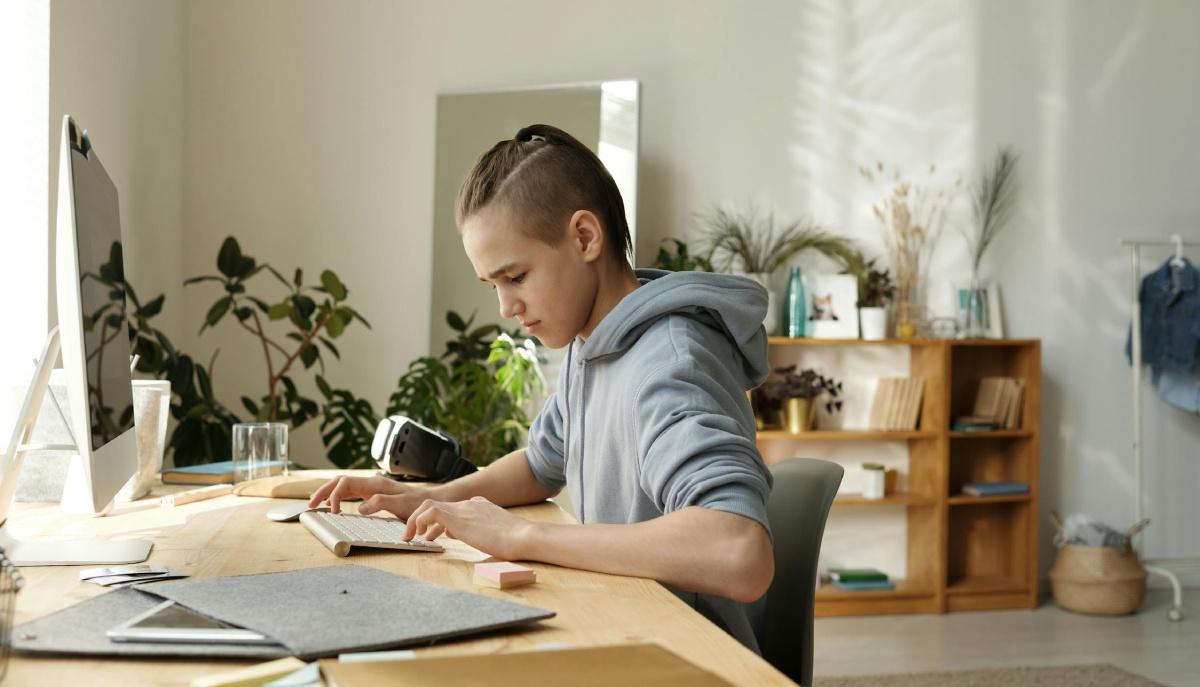 Studente studia per le invalsi di terza media