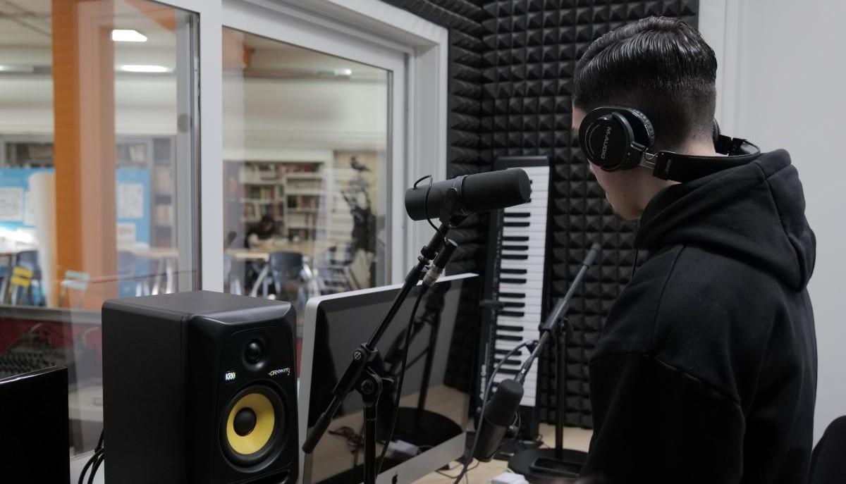 Ragazzo che registra musica