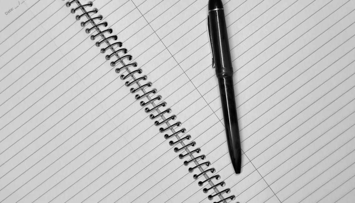Penna e quaderno a righe