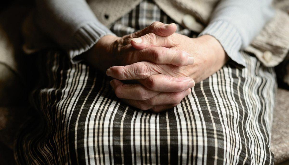 Signora anziana con le dita intrecciate