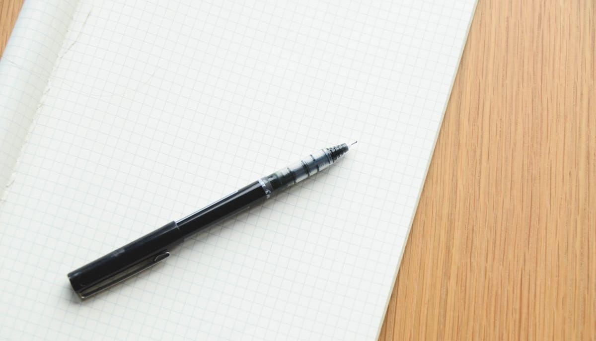 Penna e fogli durante la prima prova di Maturità