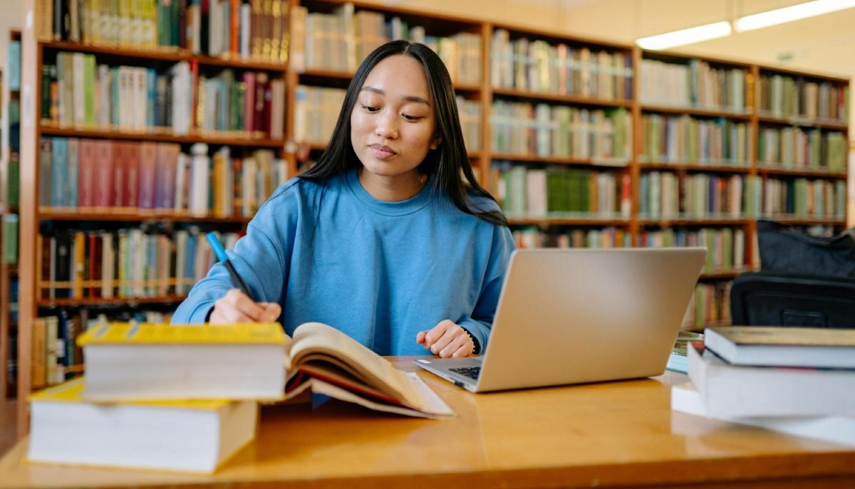 Studentessa si prepara alla seconda prova di Latino