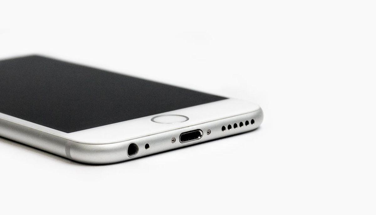 iphone su tavolo