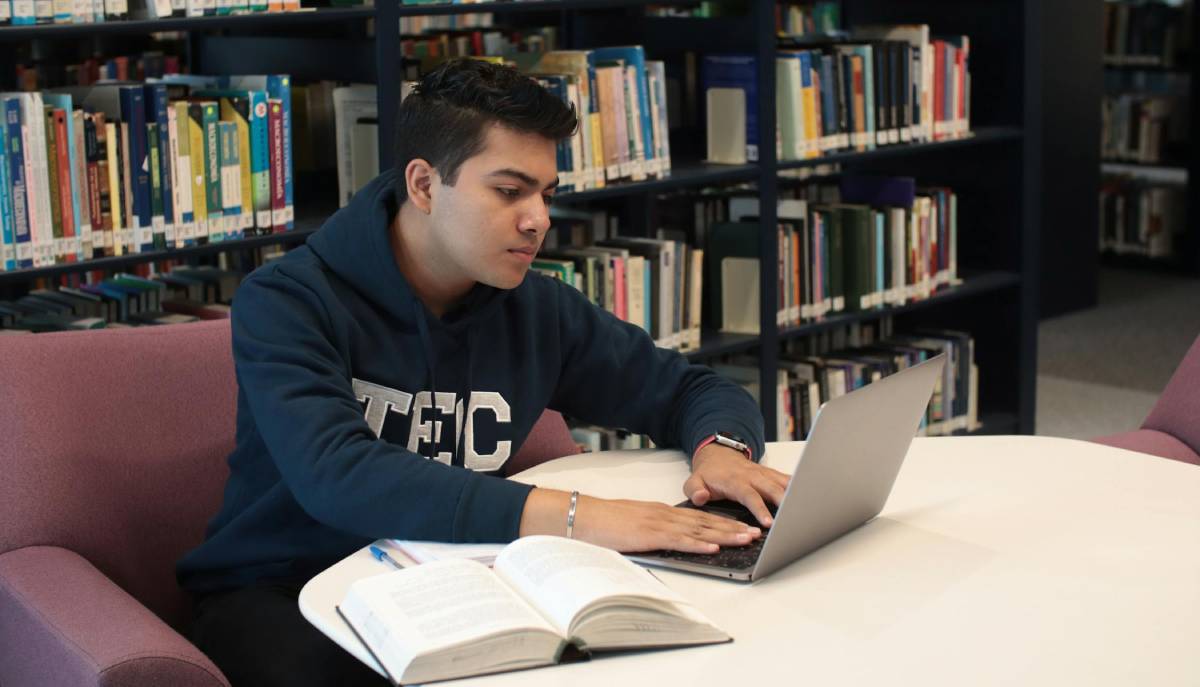 studente studia per la maturità
