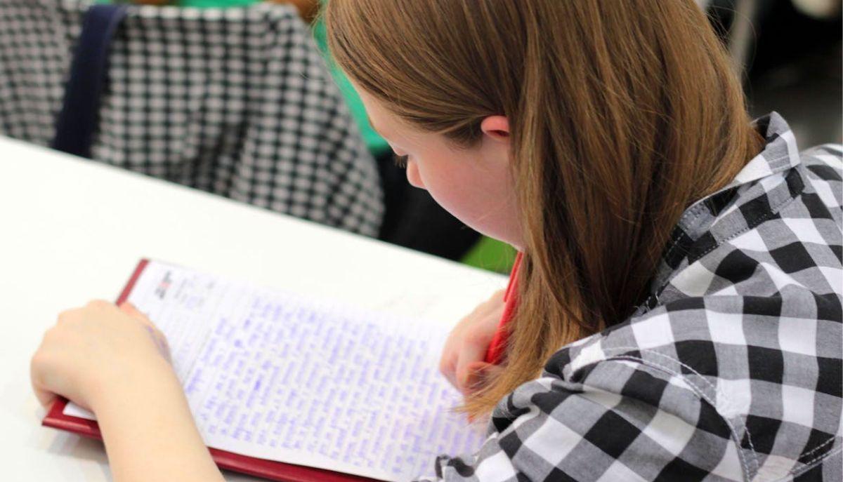studentessa scrive al banco