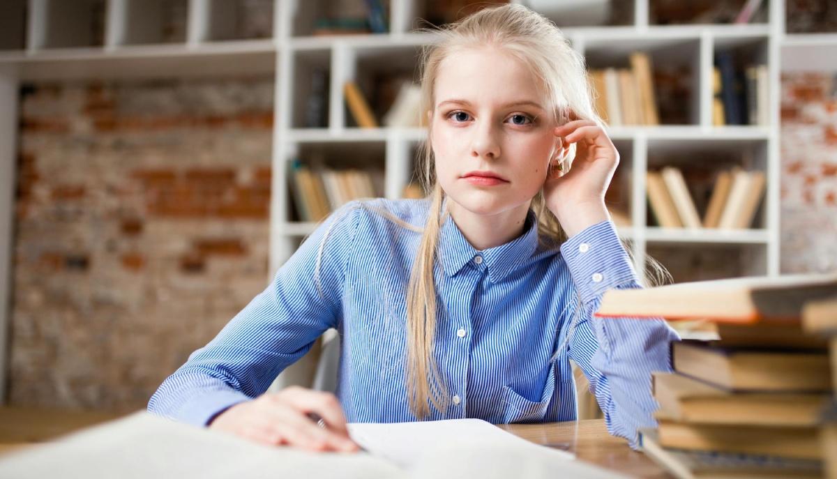 Studentessa che studia per l'esame di terza media