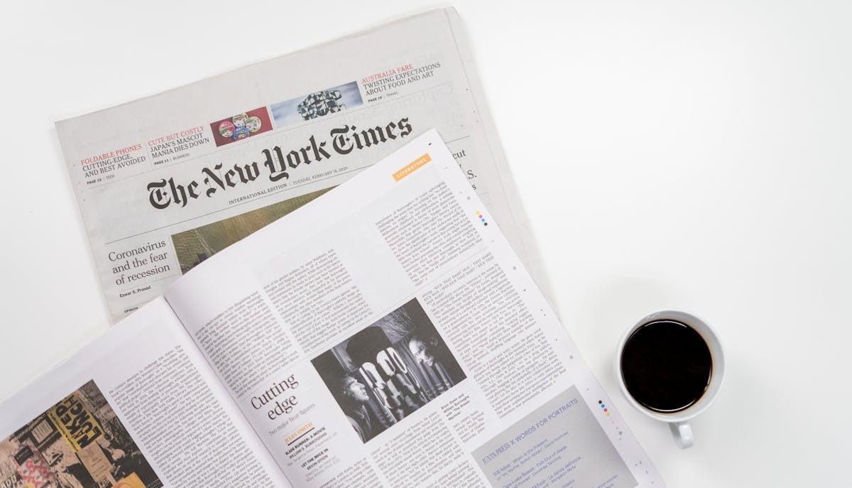 Giornali e tazzina di caffè
