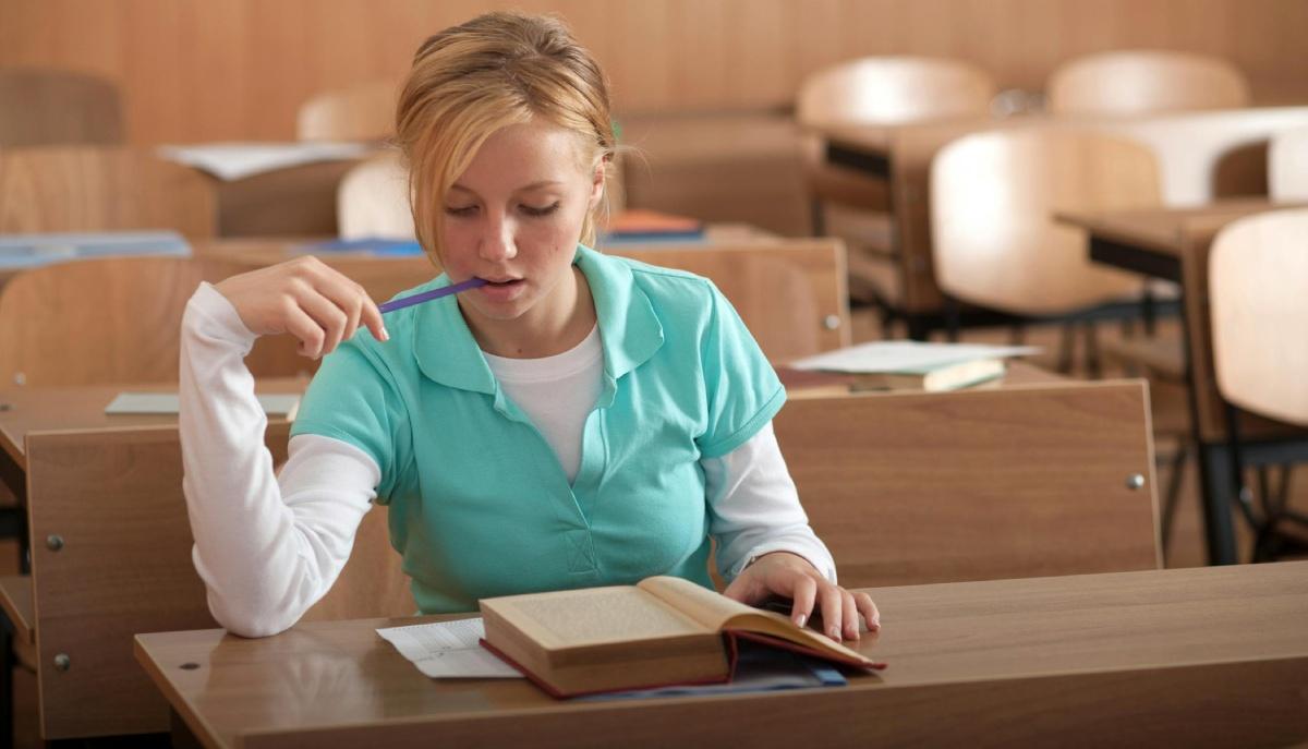 Studentessa studia per il colloquio orale