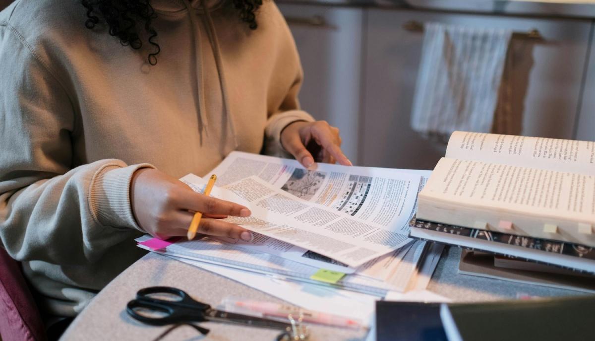 Studentessa studia per la Maturità
