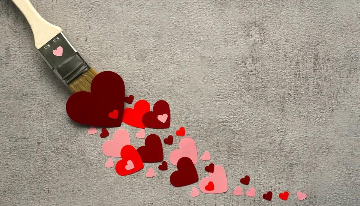 Cuori che escono da un pennello